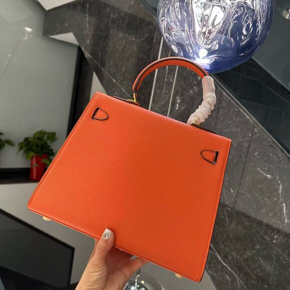 Classic Hermes Bag: A Stylish and Versatile Choice for Elegance - Picture 4 of 5